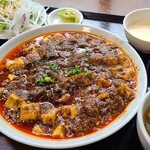 Chuukaryouri Shiki - 麻婆豆腐ランチ(税込850円)
                        ①麻婆豆腐②ミニサラダ③白ご飯④玉子&若布の中華スープ⑤搾菜⑥杏仁豆腐
                        辣油ギトギト、花椒&挽き肉がタップリ、口腔内が辛旨の嵐に席巻され、辛さに噎せつつ食べ進めます