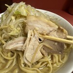 ラーメン二郎 - 「小ラーメン」の豚
            2024年4月4日