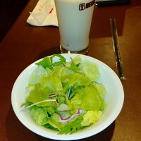 紅花別館 - サラダと豆乳ラッシー
