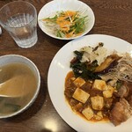 運城飯店 - これらの副菜、サラダ，スープ、更にライスも食べ放題