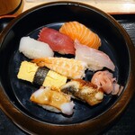 Jimpachi - 令和6年4月 ランチタイム(11:00〜14:00)
                        日替わり限定ランチ 税込1000円
                        にぎり寿司8貫、ミニうどん、卵豆腐