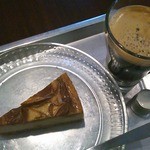クローバーリーフ - キャラメルアップルチーズケーキとコーヒー
