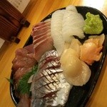 麺哲支店 麺野郎 - おまかせおつまみ-鰹、鰤、鯵、帆立、障泥烏賊、赤貝の造り盛(2014/2)