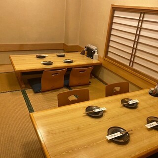 일본식 모던한 인테리어와 따뜻함이 걸린 외관이 특징적인 차분한 공간