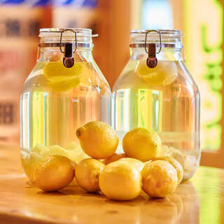 Toro Takumi's proud homemade lemon sour is always available in over 30 varieties!