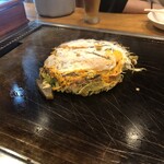 Okonomiyaki Omoni - 少量の生地で混ぜられたキャベツ..   これでカタチになるんかって心配してたけど　立派に育ってくれました。