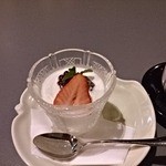 日本料理 羽衣 - イチゴの杏仁豆腐