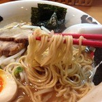 麺虎 - 麺虎ラーメン（濃厚とんこつスープ）682円麺リフト