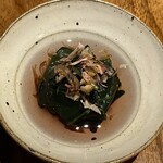 しおて - お通し（金時草。いつもは紫だけどつかりが浅いとこうなるそう）