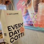 COTTI COFFEE - テイクアウトはやっぱり紙袋に丁寧に。