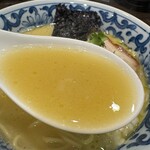 名物よだれ鶏と濃厚鶏白湯麺MATSURIKA - スープ