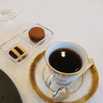 綱町三井倶楽部 - コーヒー 小菓子（紅茶のマカロンとサブレ）