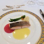 綱町三井倶楽部 - 桜マスの低温調理　はちみつのキャラメリゼ