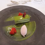 綱町三井倶楽部 - 宇治抹茶と苺のオペラ