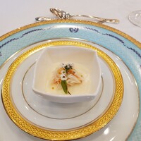 綱町三井倶楽部 - アミューズ（新玉ねぎのムースとずわい蟹）