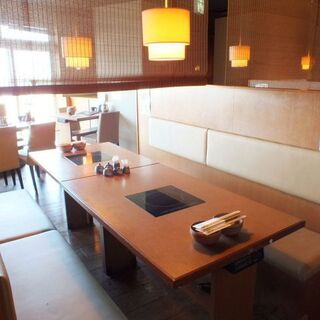 清潔感ある明るい雰囲気の店内♪仕切りがあるのでプライベート感覚でくつろげます。