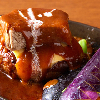 We offer exquisite Hamburg Steak made with A5 rank Japanese black beef.