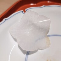 馳走 風々 - お造りに添えられた「剥きもの」は、桜の花を模した大根♡♡♡