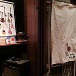 新宿三丁目 ビストロ向日葵 - 2014/02 「今年はロッキンイヤーです！」とのことで、店内はハードロックカフェの雰囲気（？？？）
