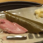 いも膳 - 桜の花びらと葉を添えた大トロがニ貫。見えないけど一貫は葉にくるまってました（笑）うまい。。旨すぎる。千万石饅頭！って感じwwwლ(´ڡ`ლ)