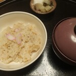 いも膳 - 筍の炊き込みご飯〜優しいお味の炊き込みご飯の上に桜の花びらが！？なんと、ゆり根でしたぁ〜桜の花に見立てたあしらいに、春爛漫のウキウキ気分〜❤ლ(´ڡ`ლ)