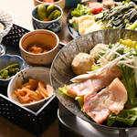 Maruumi-ya's selectable small hotpot lunch, "5 kinds of side dishes and an order buffet" for 2,000 yen per person.