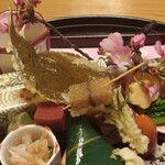 いも膳 - 桜の葉の天婦羅に庭で採った桜の花を添えた八寸。華やかな春を満面に演出したお料理に、感動、感激！心がほんわり　春気分に〜❤