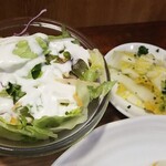 キッチン ブルー グローブ - サラダ、お新香のアップ