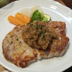 キッチン ブルー グローブ - 豚のロースソテーのアップ