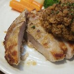 キッチン ブルー グローブ - ロースソテーをカット