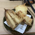 旨い海鮮と揚げたて天ぷら ニューツルマツ - 左から、いわし、ちくわ、とり天
