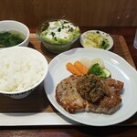 キッチン ブルー グローブ - 豚のロースソテー　XO醤仕立て茸のデュクセル添え