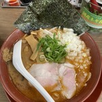 ラーメン横綱 - 左端の魚粉がスープに溶け出していて、コクがあってとても美味しい！チャーシューも塩っ辛くなくてイイ！