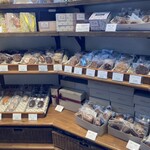 ドゥブルベ・ボレロ - 商品棚（焼き菓子）