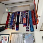 ドゥブルベ・ボレロ - 店舗の奥にはサッカーチームのロゴが入ったマフラー的なものが、沢山飾られていました。