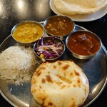 Indian Street Food & Bar GOND - 本日のカレー３種　バトゥーラ