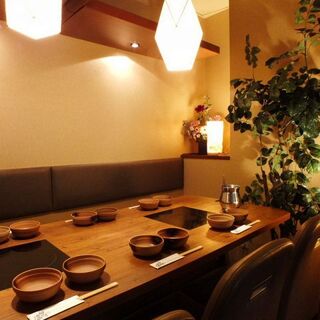 木のぬくもりで癒される、落ち着いた雰囲気のあるお席となっております。
