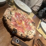 Pizzeria Bakka M'unica - 生ハムと卵のピザ