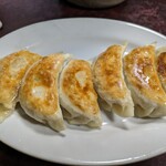 Chuukaryouri Shouryuu - 餃子。450円
                        ニンニク感バリバリ
                        焼き加減も上々