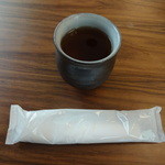 お茶とウェットティッシュ