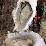 石巻かき小屋 - 炭火焼で旨さを逃さない！