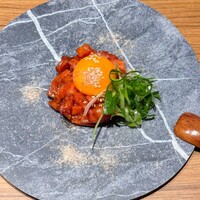 出汁しゃぶおばんざい おかか 東京 - 生食取り扱い許認可認定 神戸産太田和牛 霜降り赤みユッケ