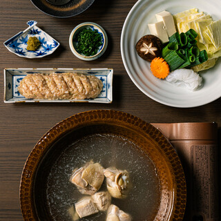 こだわりの調理法で宿る旨味、国産牛の水炊きともつ鍋