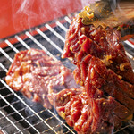 焼肉ここから - 料理写真:お肉を焼いているところ