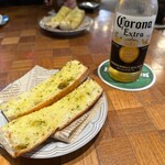 MARUNOUCHI BASE - ガーリックトーストとコロナビール