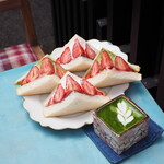 ペチカスケマサコーヒー - あまおう抹茶桜サンド（1400円） 贅沢抹茶ラテ（700円）