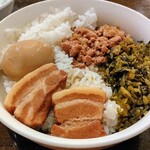 秀味園 - ルーローハン、大盛