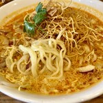 PUAN THAI - カレーラーメン（ココナッツミルク入りゆで麺と揚げ麺）