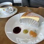 ぶるーべりーガーデンカフェ - ケーキセット ¥700 (スフレチーズケーキ・ホットコーヒー)
