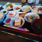 味有職 和香奈 - 料理が多いので座って撮ると全部一緒に写真に入らないです。